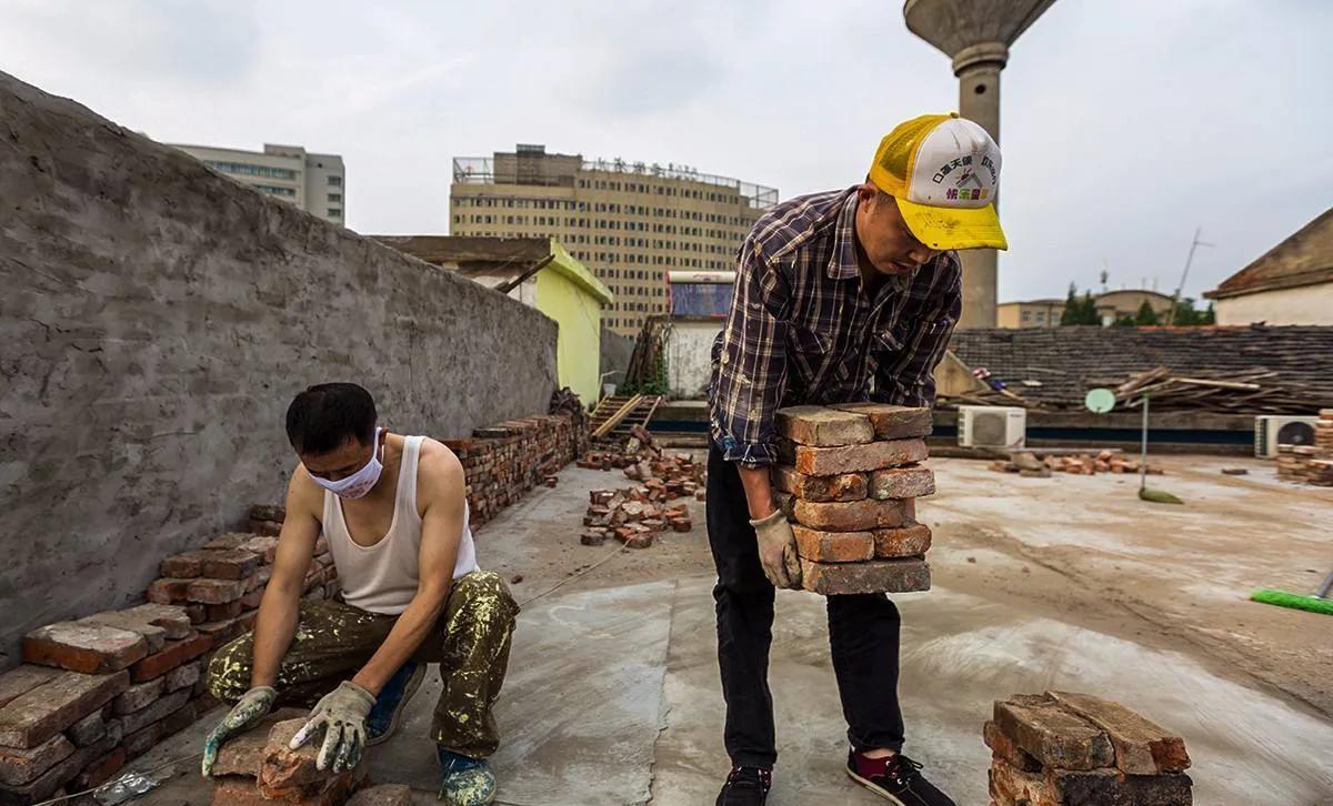 热水器|2003年,小伙应聘保安被嫌太臭,愤而发明洗澡神器,如今身家千万