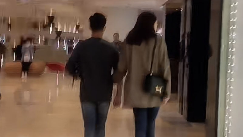 熊黛林|熊黛林和老公逛商场，穿西装裤比老公高半头太抢眼，全程牵手似热恋中情侣