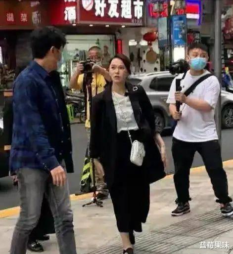 伊能静|伊能静外出被拍,穿蓝裙突出水桶腰妈妈肚,但还是比大多数人漂亮