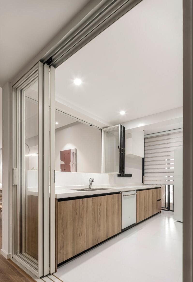 90㎡的精装房，她坚持要给墙面刷大白，完工后，效果出乎意外的好