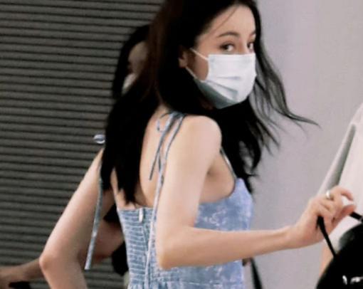 迪丽热巴|迪丽热巴机场出发路透图曝光：土气裙子难掩美貌，像极了高雯