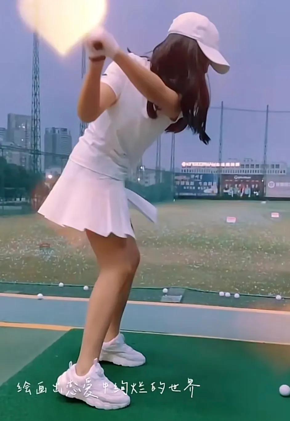 王诗龄|李湘女儿出席时尚活动，12岁王诗龄找到合适风格，名媛气质范儿