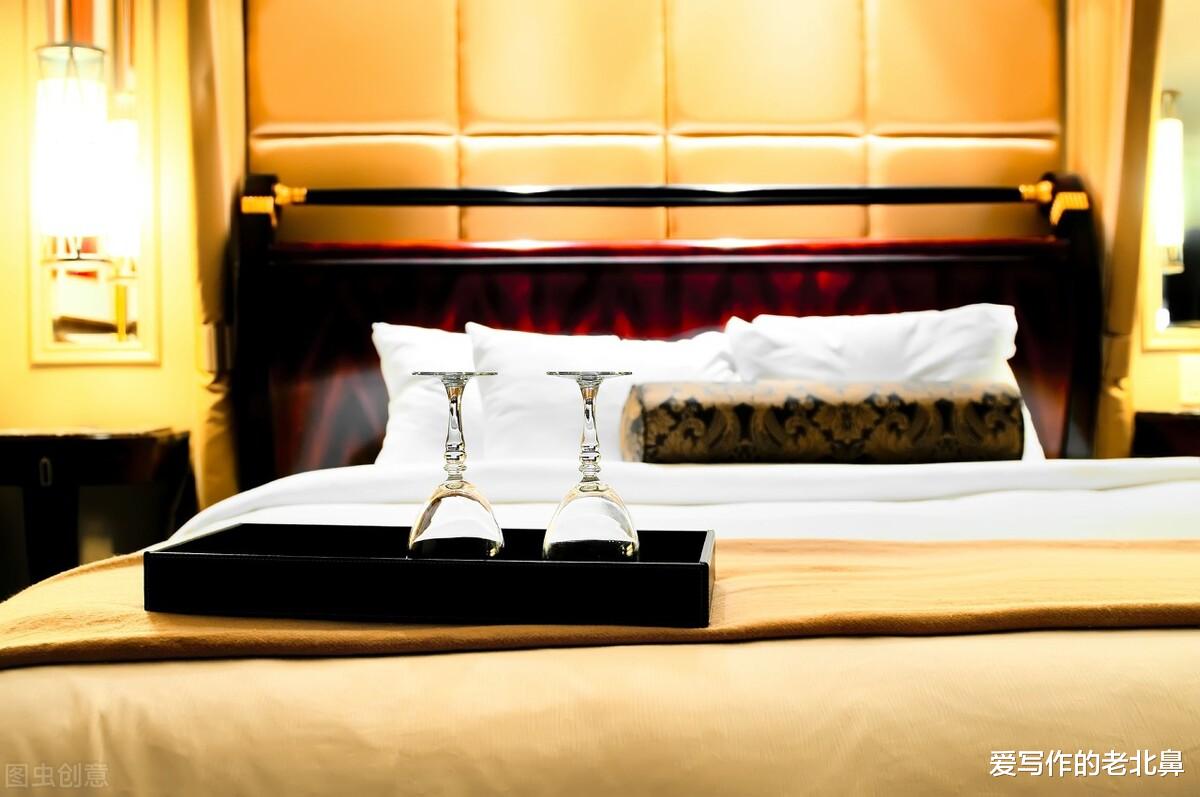 |住酒店的人都知道，酒店的床上通常都放一块布，有没有人知道是做什么用途的？