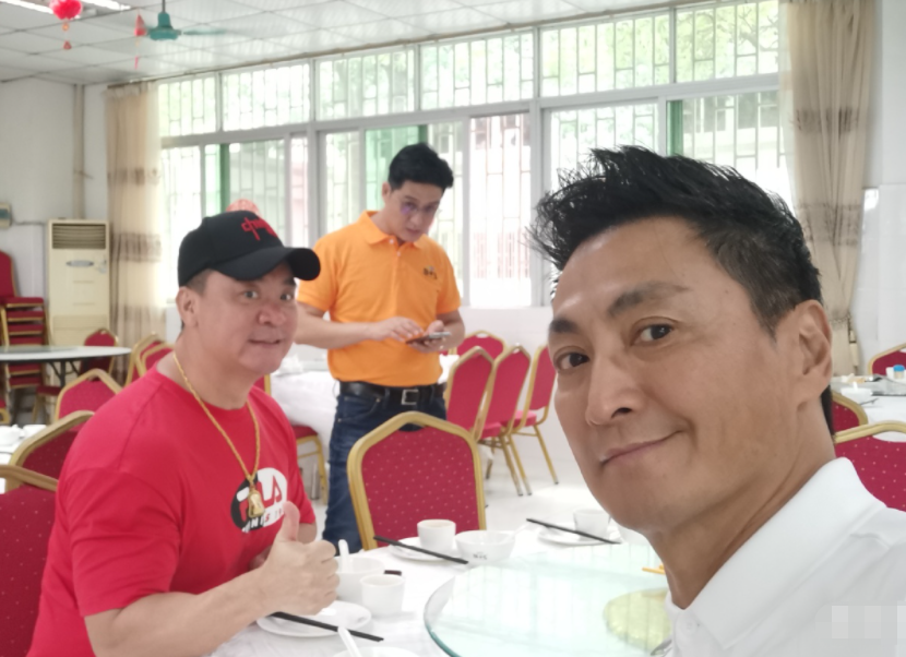 钟嘉欣|62岁港星何家劲内地捞金!坐着商演排场大,在惠州办厂身家过亿