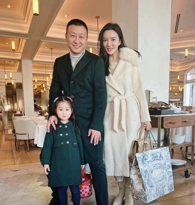 王励勤|她是王励勤前女友，分手后两次闪婚嫁入豪门，36岁依旧身材傲人