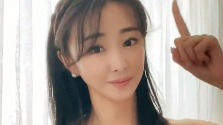 林静|42岁林静穿背心秀身材！皮肤白皙似少女，出道24年零绯闻婚恋成谜