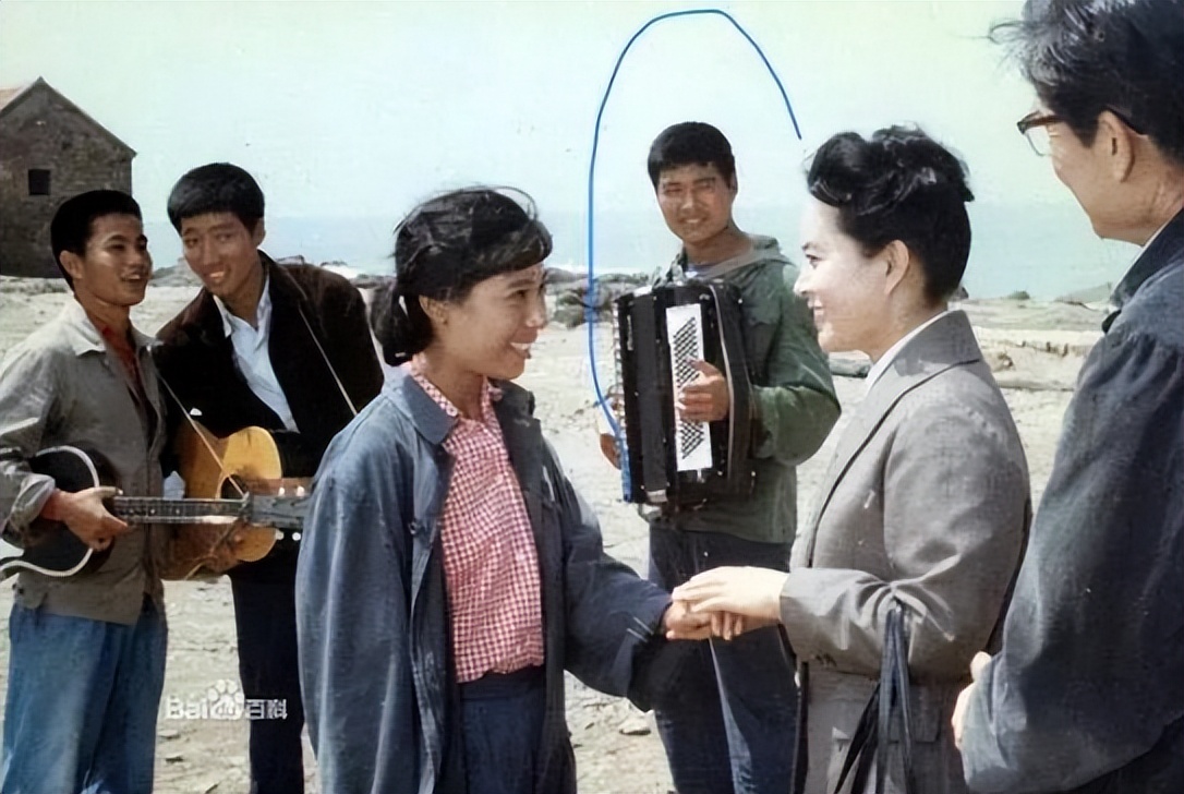 关牧村|歌唱家关牧村: 与家暴前夫离婚，带儿子嫁高官，如今她怎么样了？