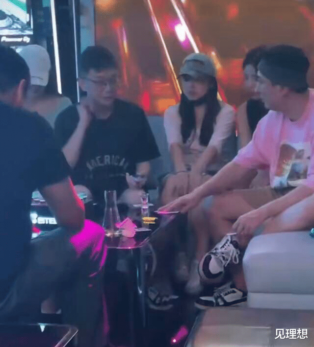 王思聪|王思聪与张嘉倪富豪老公现身酒吧嗨玩，身旁两位美女风格不同！