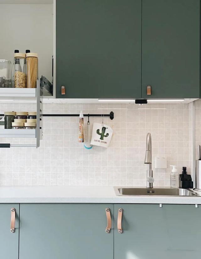 服了！她家15年老厨房，改造后变得能装又高级，令人心动！