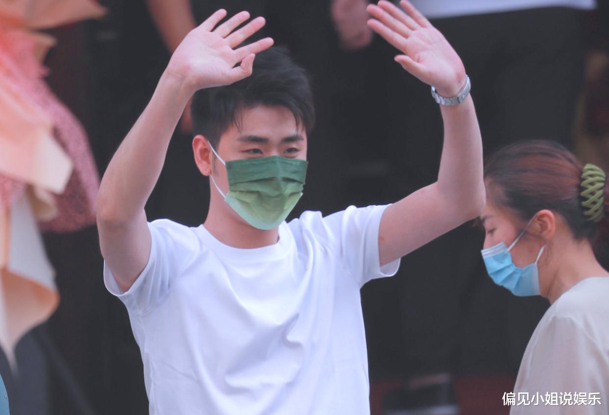 美丽|人格魅力被认可，天津德云社周年庆，张云雷收到一份特殊礼物