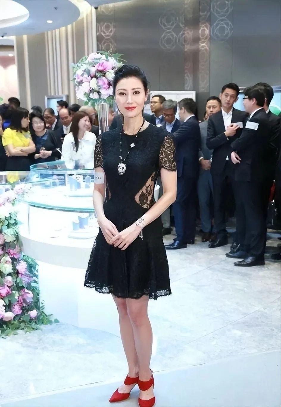 李嘉欣|李嘉欣贵妇脸太高级,蕾丝拼接裙配熊猫吊坠,51岁精致到骨子里