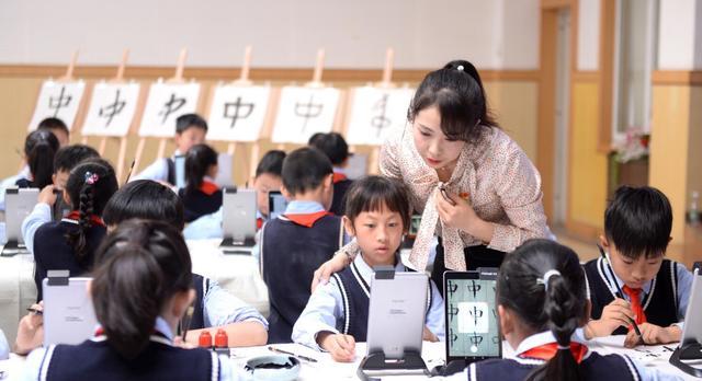 教师|教师行业迎来“新标准”,入职门槛提升后,师范生表示上岸更难了