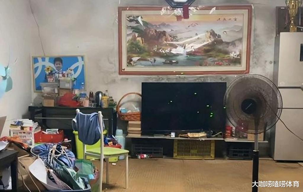 全红婵老家内部曝光:纸箱当衣橱,墙体发霉严重,屋内杂乱无章