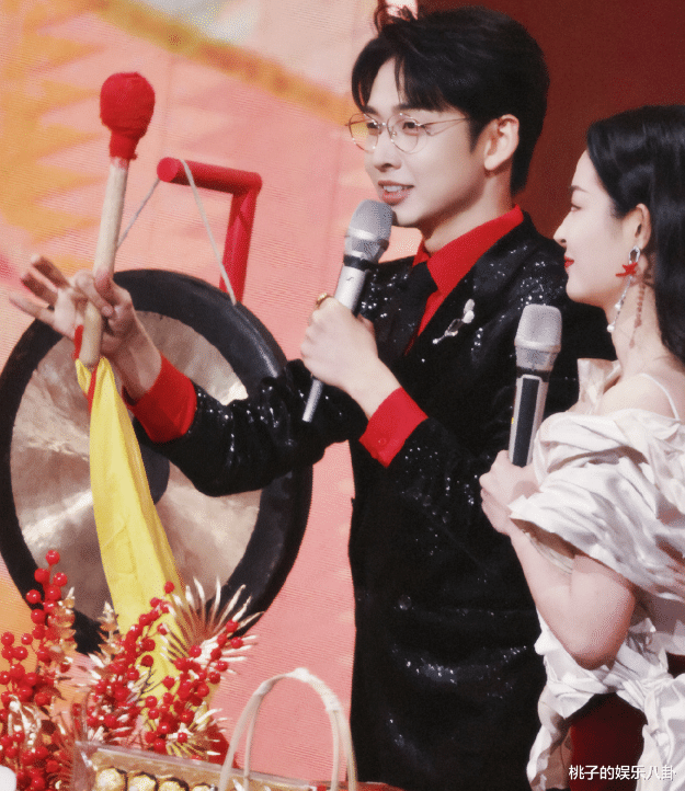 芒果台|芒果台春晚何炅连轴转吃力主持,力捧的新生代男主播只剩他没翻车