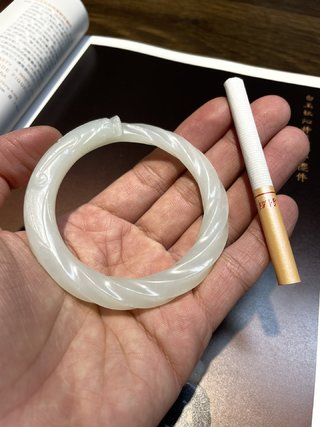 狮子|回流 舊藏和田玉“一级白 绞丝咬尾龙手镯”