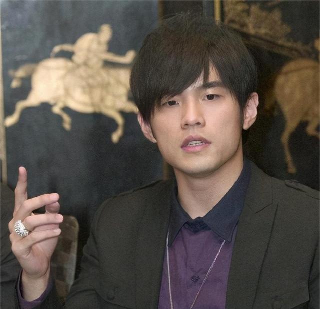 周杰伦|《怎么办脱口秀专场》中,何广智cos周杰伦,这侧脸也太像了吧