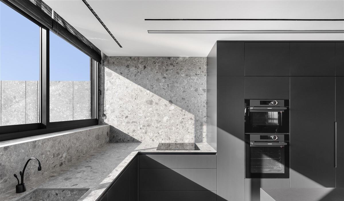 178㎡复式上下2层，装修大气雅致看不出一丝的俗气，大阳台好舒服