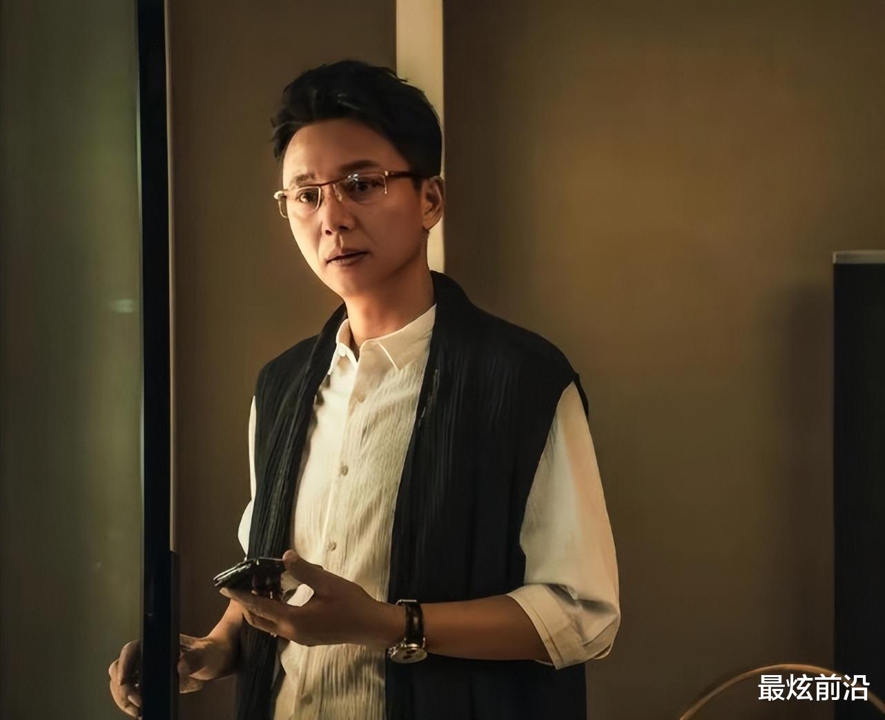衬衫 刘奕君真是中年男人楷模，穿衬衫留短发，看上去比儿子都年轻帅气