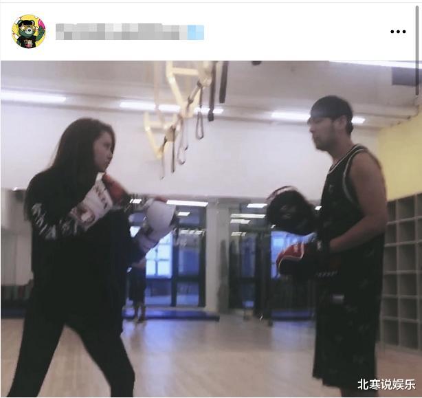 昆凌|昆凌晒三胎孕期照！穿紧身衣孕肚显眼，皮肤白净戴大钻戒好阔气