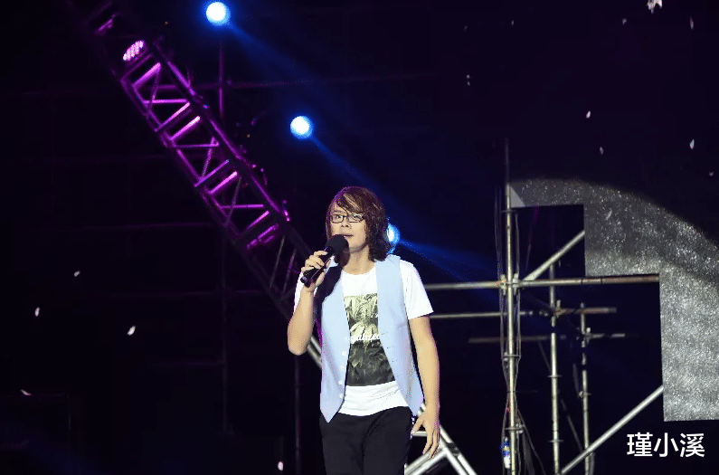 丁香花|“那坟前开满丁香花”，20年前爆红的《丁香花》，唱的亡者是谁？