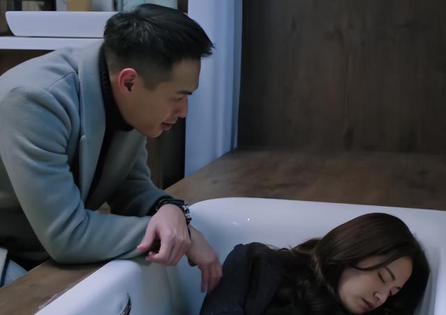 苏明玉|三看《都挺好》：才顿悟苏明玉喝醉后，喜欢睡在浴缸里的真实原因