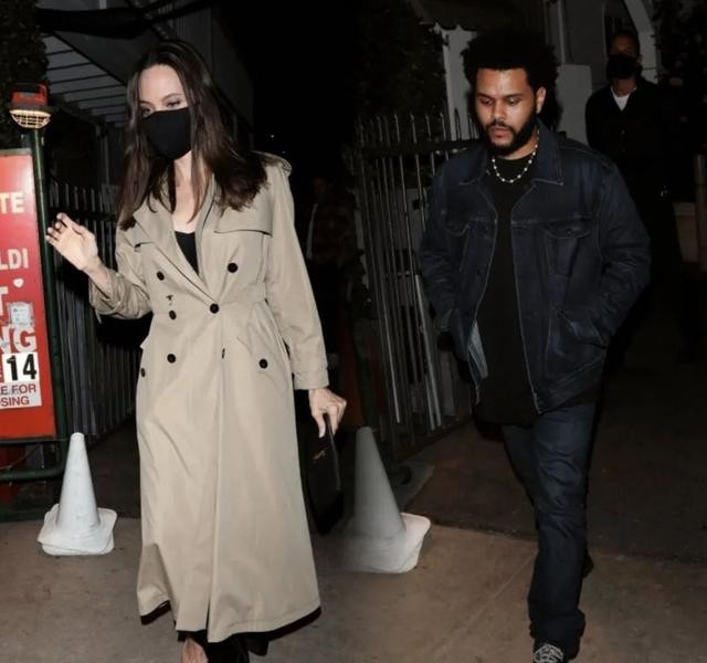 安吉丽娜·朱莉|安吉丽娜朱莉的新年首秀状态佳！一身黑衣贼霸气，薇薇安长得太美了