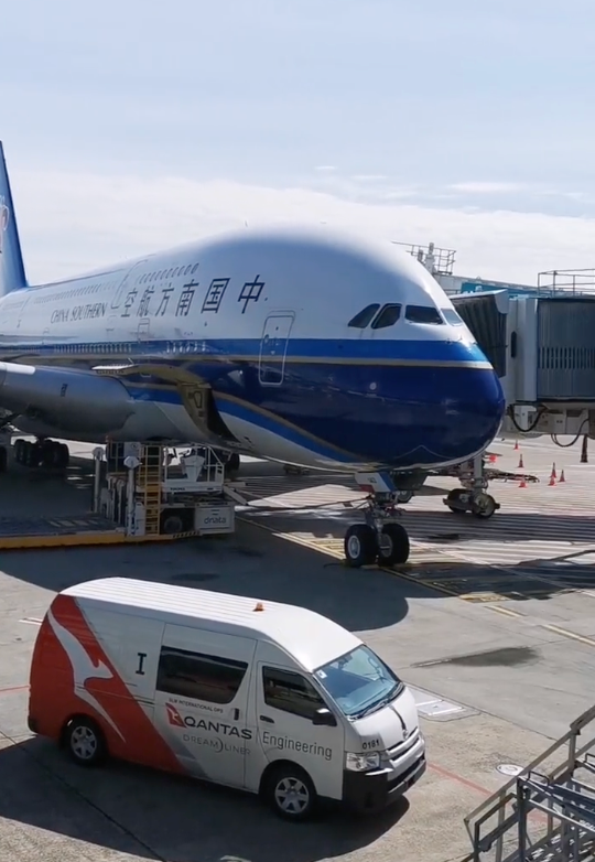 田震|56岁田震久居国外要回国？右眼充满红血色显疲惫，脸颊粉红打扮少女