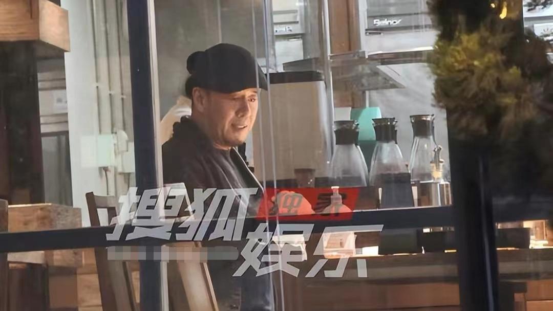 杨坤|50岁杨坤身旁又换新人！红光满面请美女吃饺子，身材壮硕走路踉跄