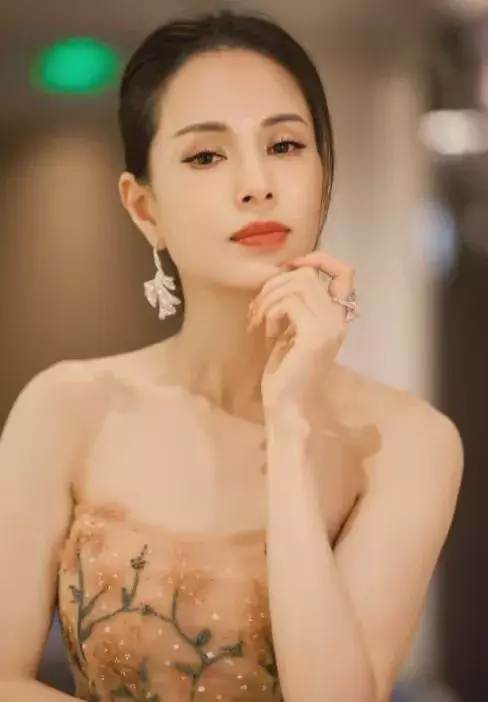 国产剧|56岁李若彤戴假发扮少女搭讪帅哥成功,引起了无数网友的讨论。