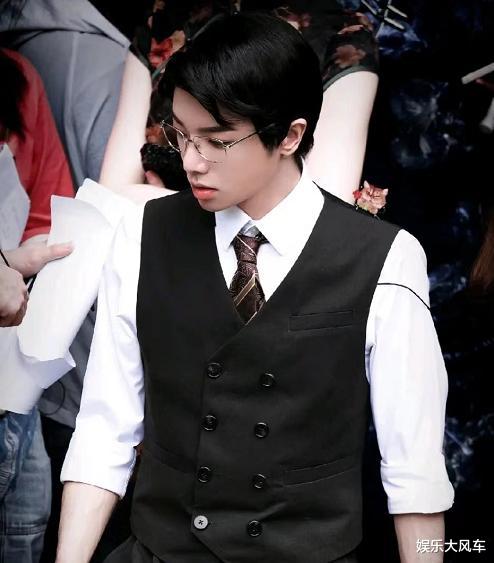 萌探2|《萌探2》路透，baby麻花辫配旗袍，华晨宇民国风造型成亮点