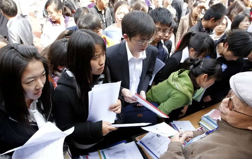 |“垃圾终归是垃圾”,大四学生求职遭辱骂,网友评论两极分化