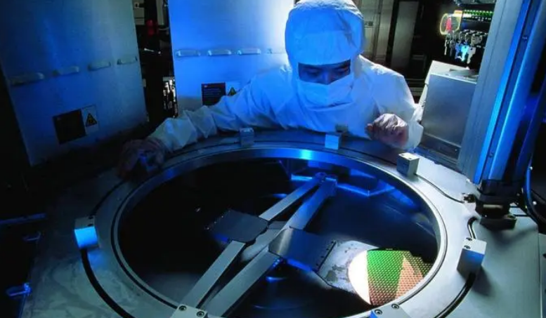 MacBook Air|慌了?美芯片方案正式出炉,超3000亿元补贴