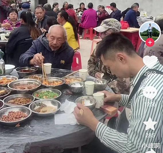 男子吃席,看到一包香烟,男子连用5个动作将香烟顺走,网友叹服
