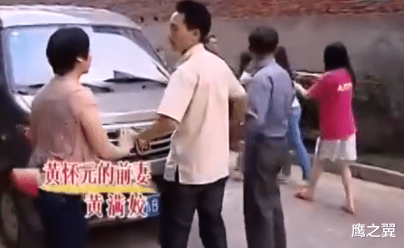 2013年湖南一男子去世,前妻怒砸遗像,就因不生儿被全村戳脊梁!