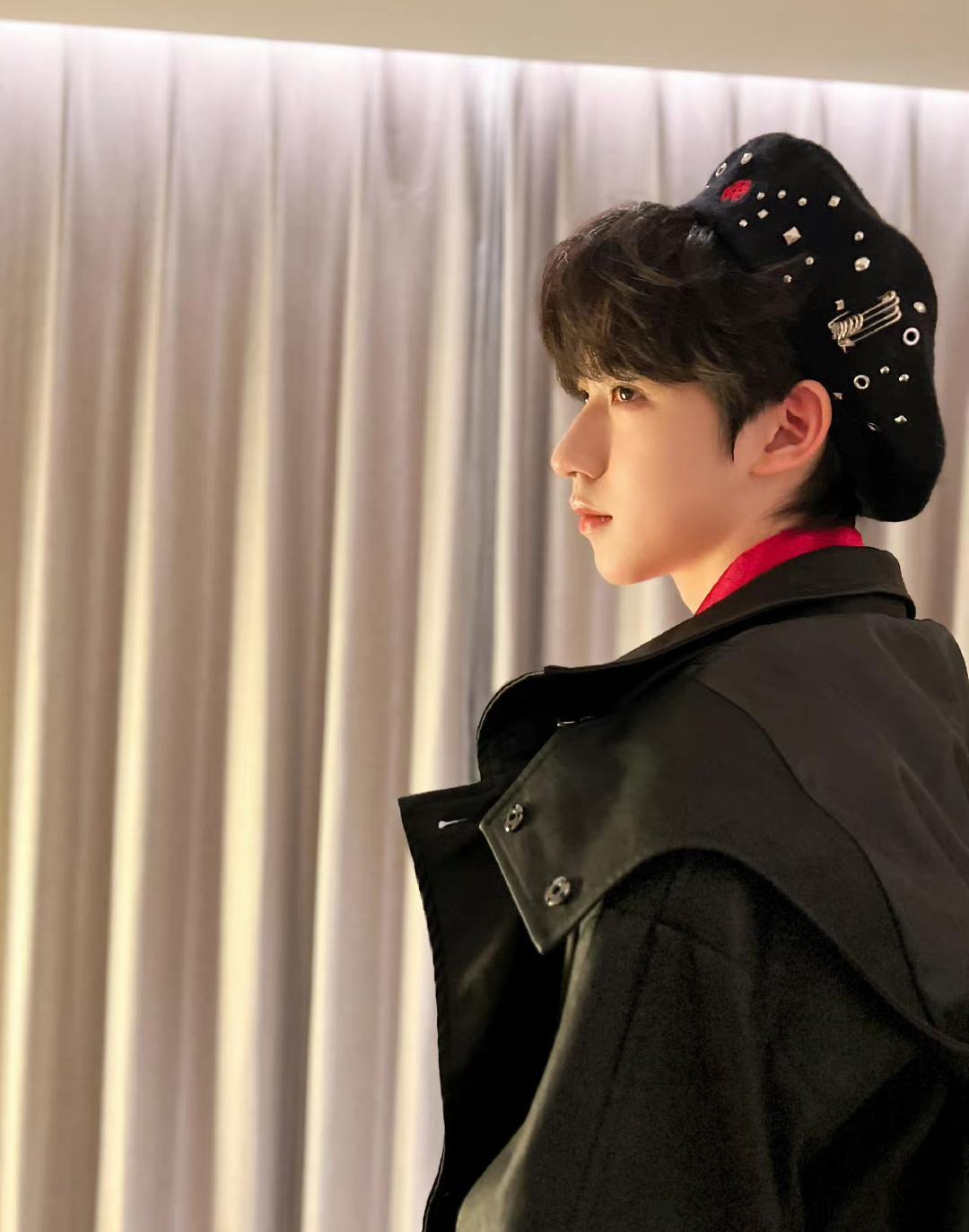 贺峻霖|贺峻霖眼睛受伤，公司刻意隐瞒？靠妆造遮盖，企图瞒过粉丝？