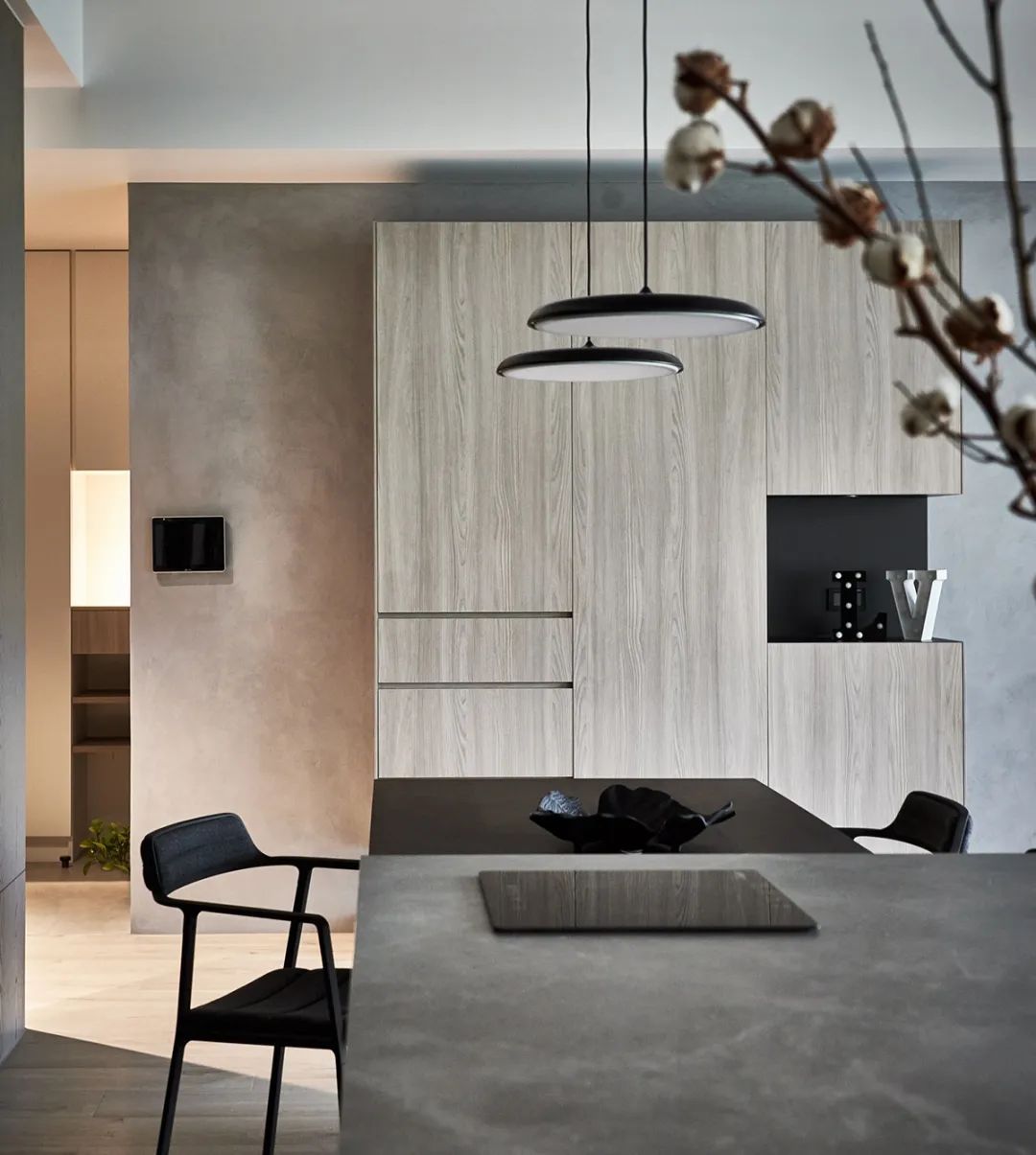 高级灰简约风装修,融入经典装修元素,三居室美翻了