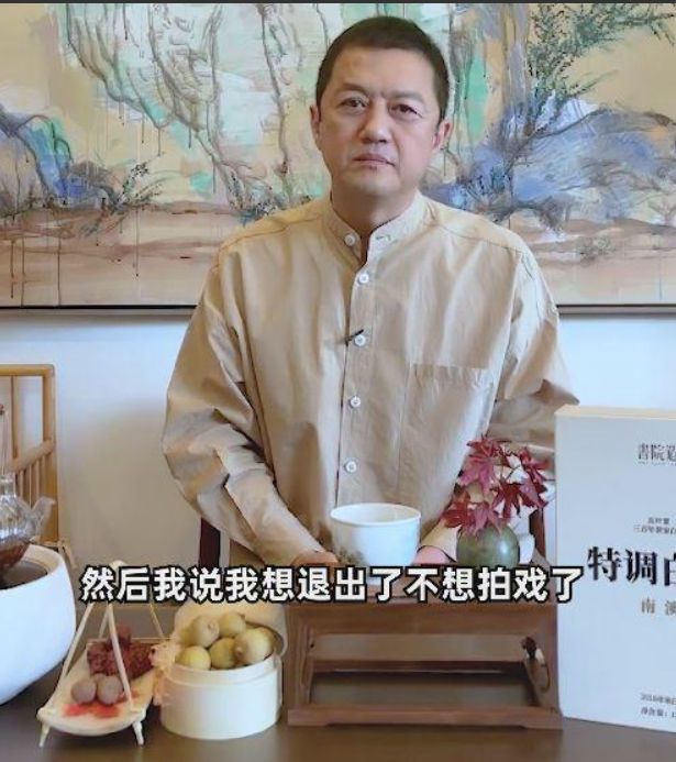 李亚鹏|51岁李亚鹏与好友聚会,与许巍同桌插不上话,单手托腮全程陪笑