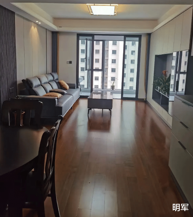 网友:装完我就后悔了,没把开发商配的这深色地板给扒了,实在太丑了!