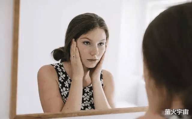 金·卡戴珊|金·卡戴珊内衣海报被指过度PS，贩卖身材焦虑惹怒网友，脱离真实的美价值几何？