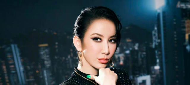 李玟|李玟回应跑调后，百花奖总导演致歉，明白现场直播越来越少的原因