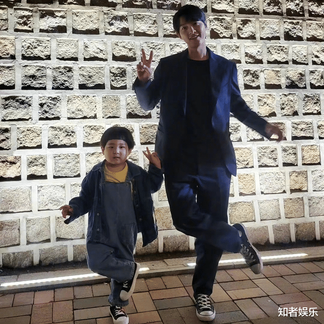 宋仲基|宋仲基婚后首度与妻子亮相,皮肤状态堪比小鲜肉,却因腿长被调侃