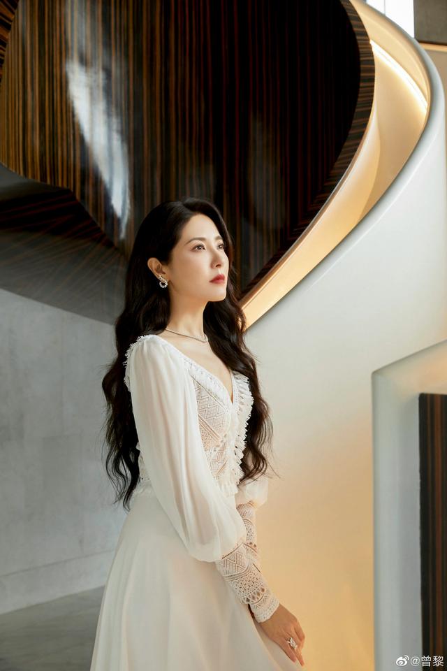 曾黎|46岁李小冉和曾黎近照曝光，依旧美艳动人，网友：保颜有秘方吗