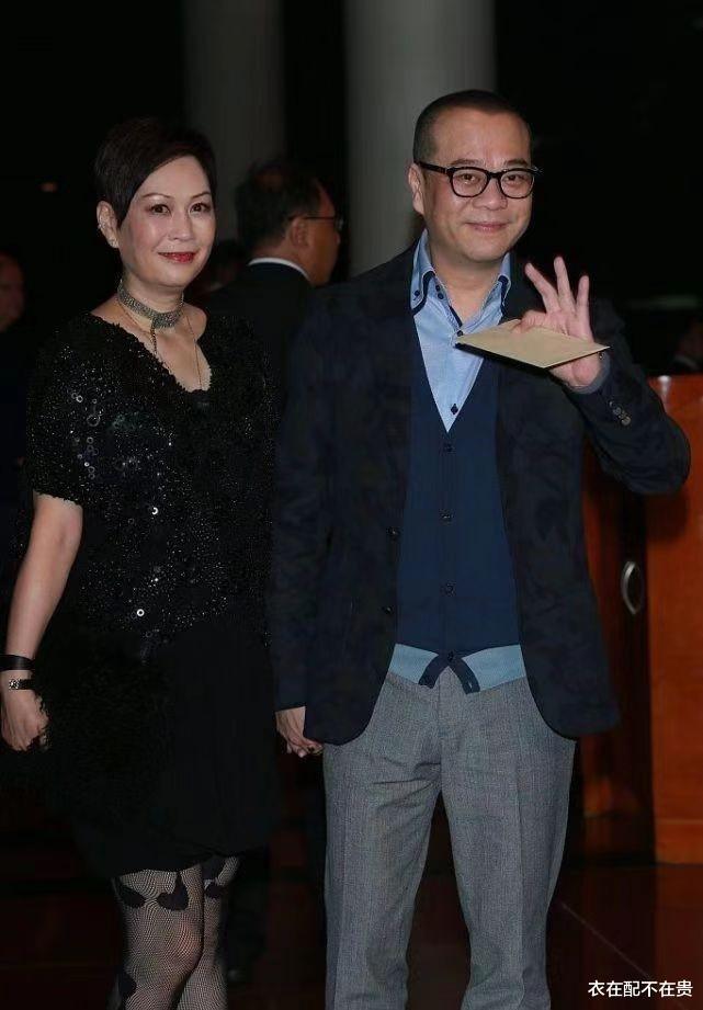 欧阳震华老婆太另类，印花丝袜配红鞋，网友：明明是阔太却像舞女