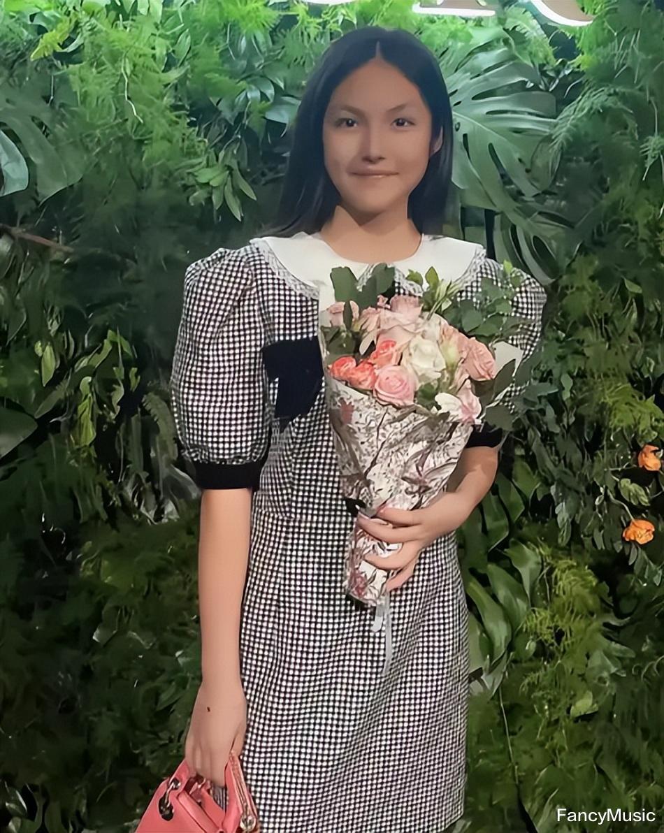 贾云馨|女大十八变!甜馨淡妆神似李小璐,与妈妈熊抱母女感情超好