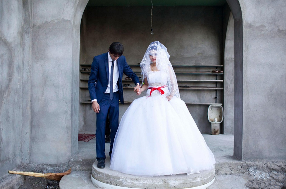17岁女孩的婚礼,第一次见面就订婚,一个月后办婚礼