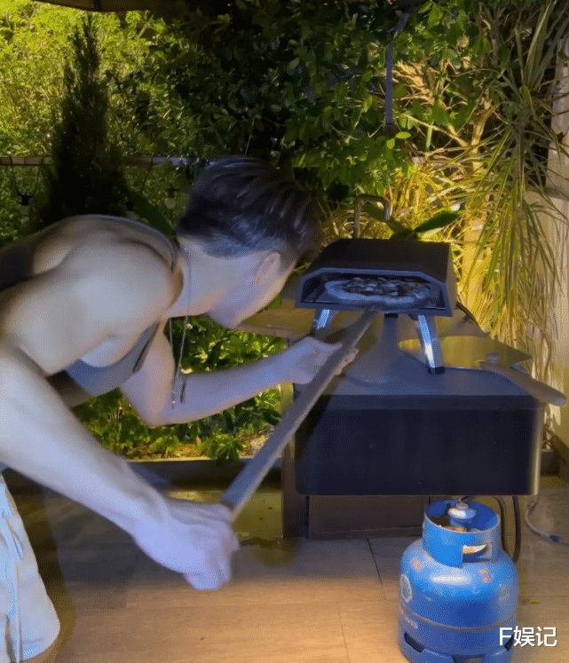 意大利|太太张宝儿从外国出差回来 TVB小生袁伟豪亲自下厨制作意大利披萨