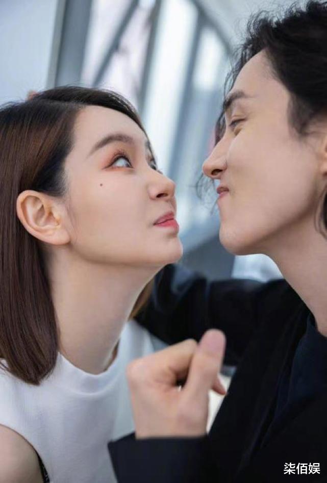 戚薇|戚薇晒幸福日常,带娃间隙品尝甜点,吃完一大杯打饱嗝真实接地气