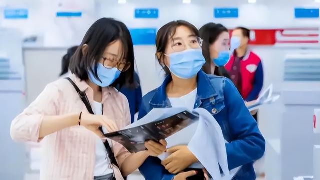 大学生|女生拒绝加班被开除，在网上发视频讲述遭遇，却反遭公司起诉赔偿