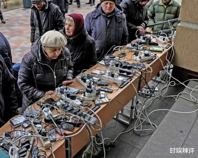|乌克兰老人手机充电照片戳中泪点！别再用功能机敷衍父母了