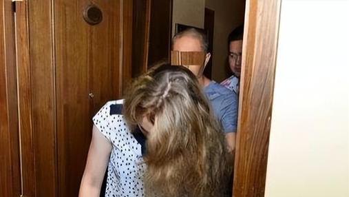 18岁女孩为赚钱沦落风尘，对方竟是6旬老头，不料双双被抓